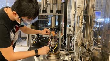 Postdoc Tiange Xing conducts an experiment in the Peč Lab related to the group’s newly funded project to expand understanding of new processes for storing CO2 in basaltic rocks by converting it from an aqueous solution into carbonat...