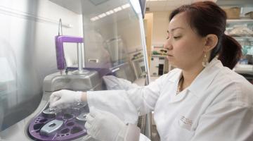 SMART AMR researcher Hooi Linn Loo prepares immune cells for analysis of vaccination response.